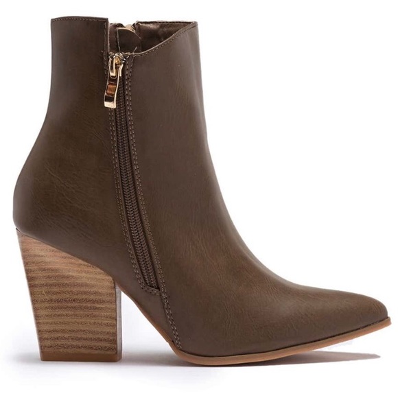 Catherine Malandrino Shoes - ❤️HP❤️ Catherine Malandrino Vegan Leather Bootie